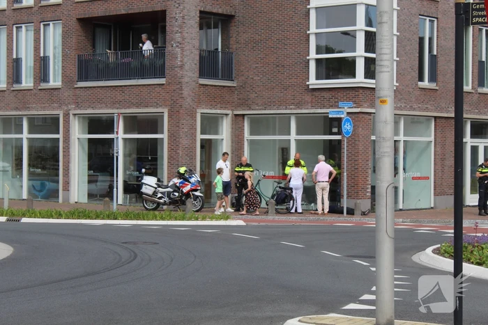 Fietsers raken elkaar op kruising