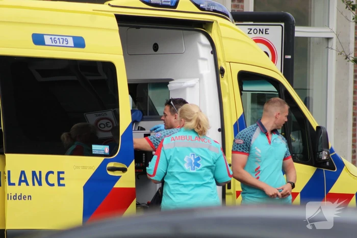Fietsers raken elkaar op kruising