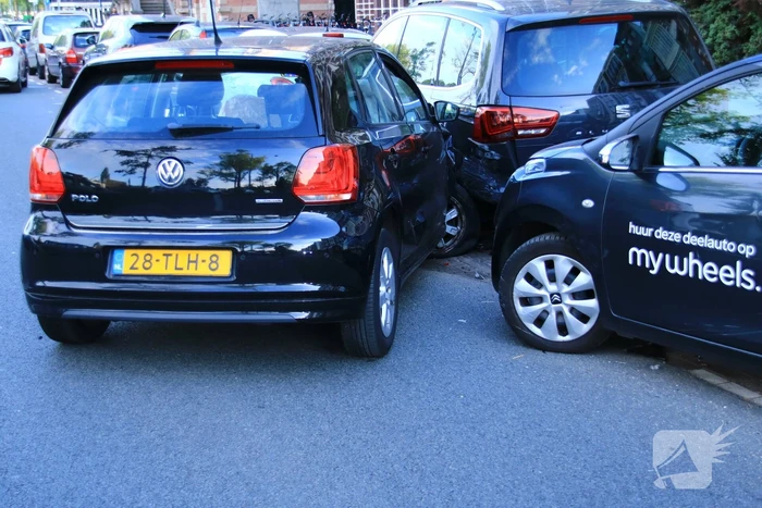 Meerdere personenauto's in botsing