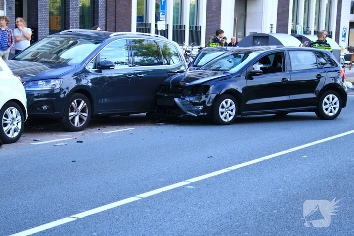 Meerdere personenauto's in botsing