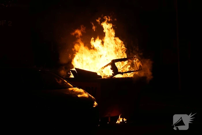 Flinke vlammen bij brand in bouwcontainer