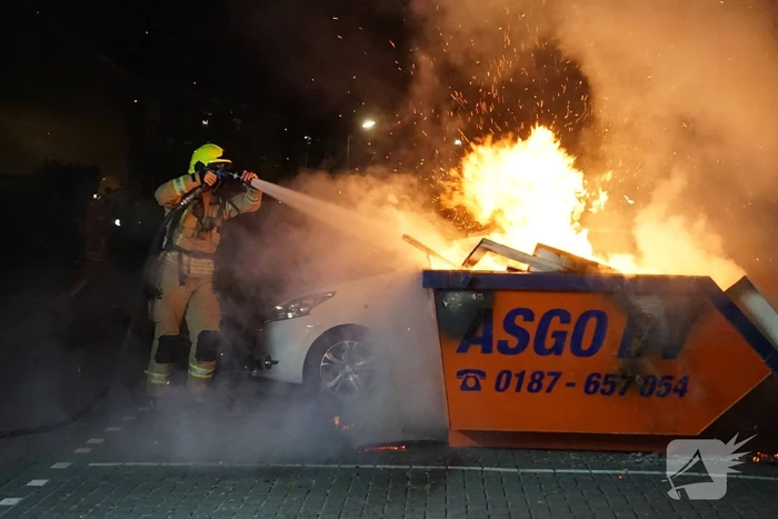 Flinke vlammen bij brand in bouwcontainer