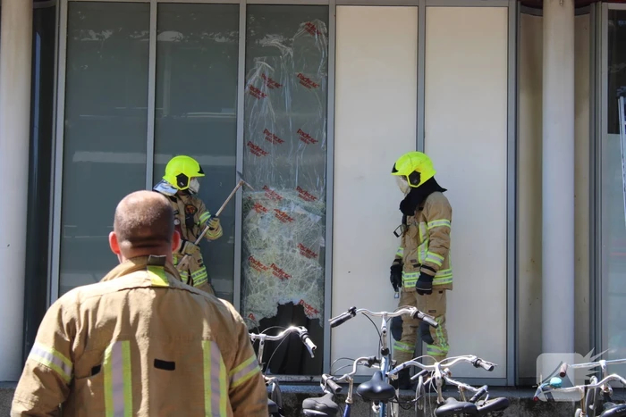 Brandweer bevrijdt man van dak metrostation