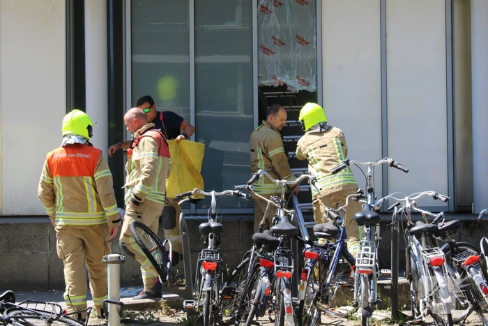 Brandweer bevrijdt man van dak metrostation
