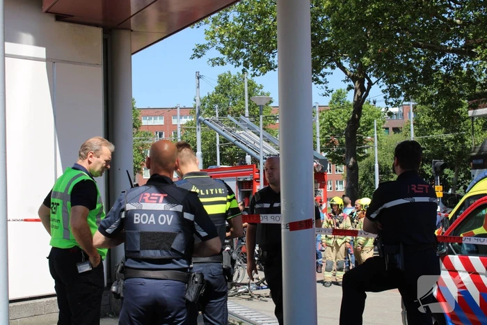 Brandweer bevrijdt man van dak metrostation