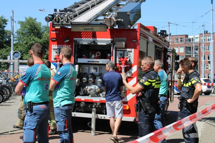 Brandweer bevrijdt man van dak metrostation