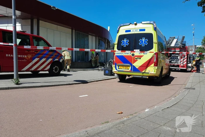 Brandweer bevrijdt man van dak metrostation