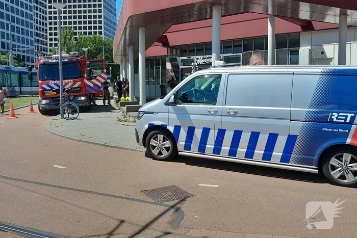 Brandweer bevrijdt man van dak metrostation