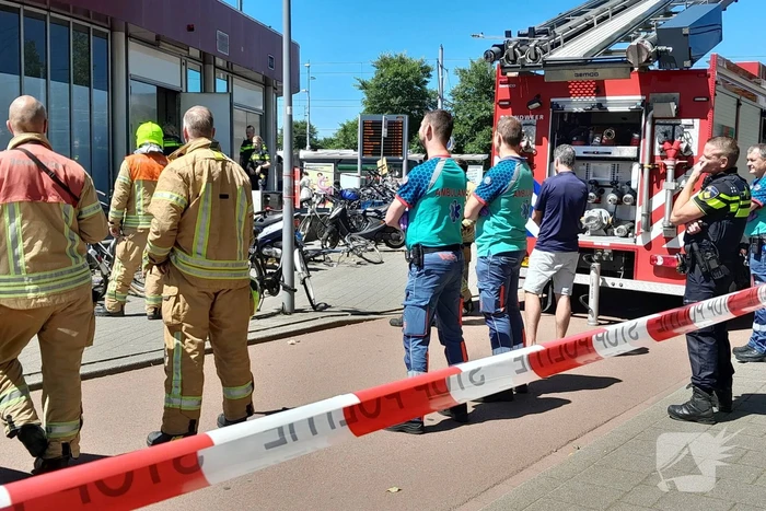 Brandweer bevrijdt man van dak metrostation