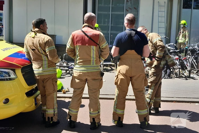 Brandweer bevrijdt man van dak metrostation