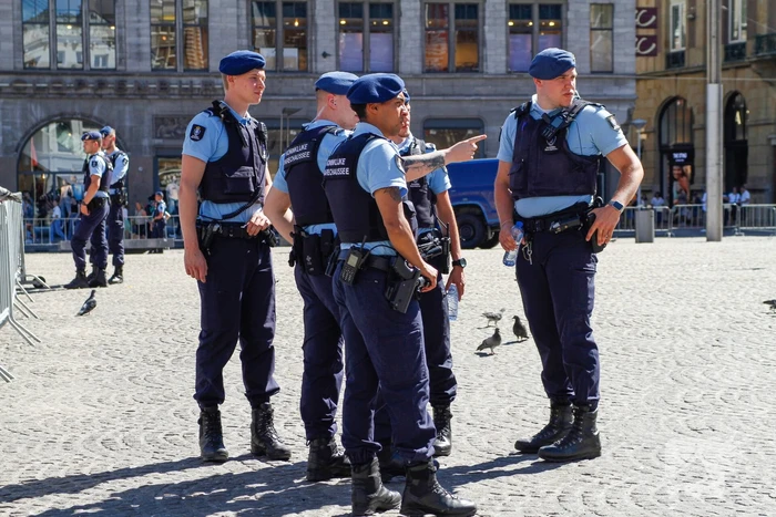 Veel politie en marechaussee bij Koninklijk Paleis