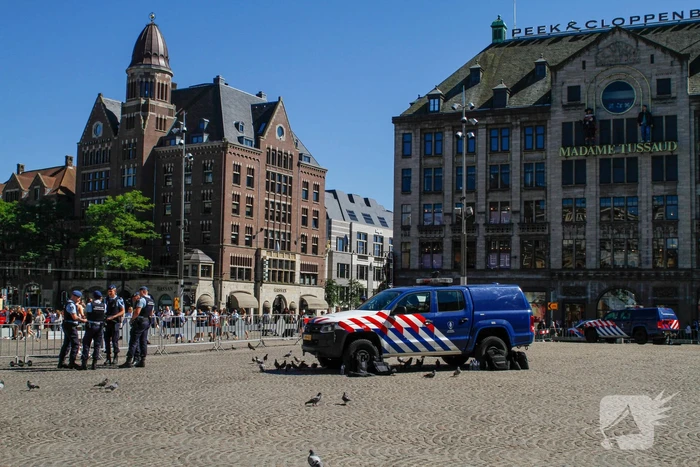 Veel politie en marechaussee bij Koninklijk Paleis