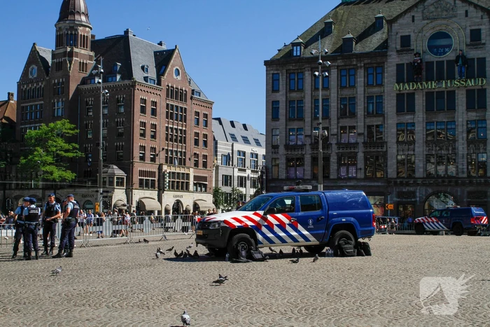 Veel politie en marechaussee bij Koninklijk Paleis