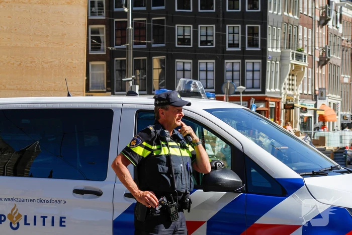 Veel politie en marechaussee bij Koninklijk Paleis