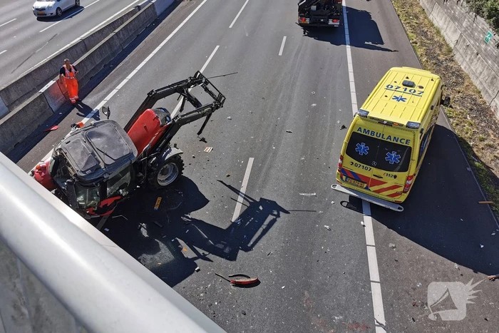 Snelweg afgesloten na ongeval met tractor