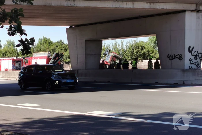 Snelweg afgesloten na ongeval met tractor