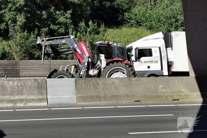 Snelweg afgesloten na ongeval met tractor
