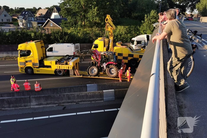 Snelweg afgesloten na ongeval met tractor