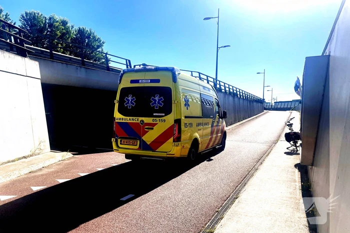 Twee fietsers botsen op fietspad