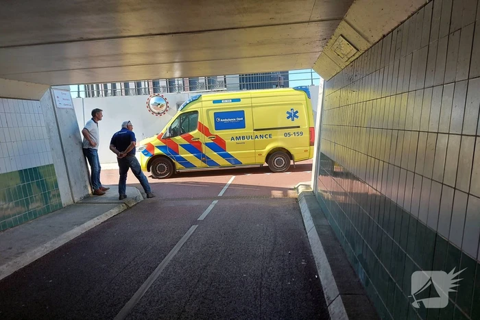 Twee fietsers botsen op fietspad