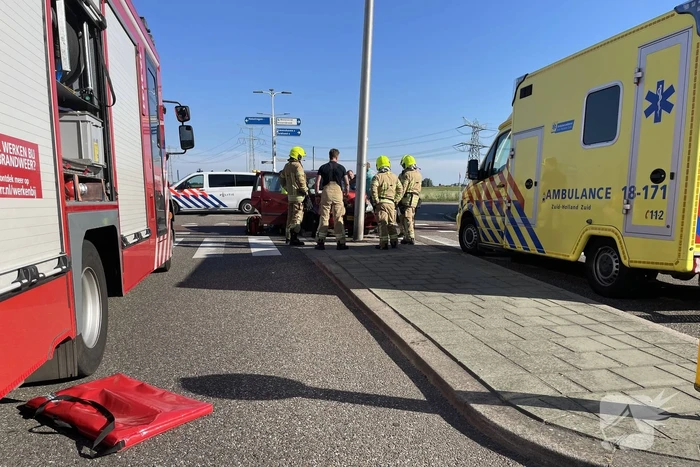 Auto vliegt uit de bocht en klapt tegen paal