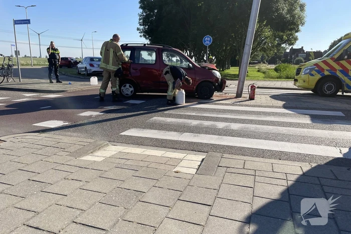 Auto vliegt uit de bocht en klapt tegen paal