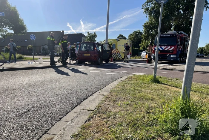 Auto vliegt uit de bocht en klapt tegen paal