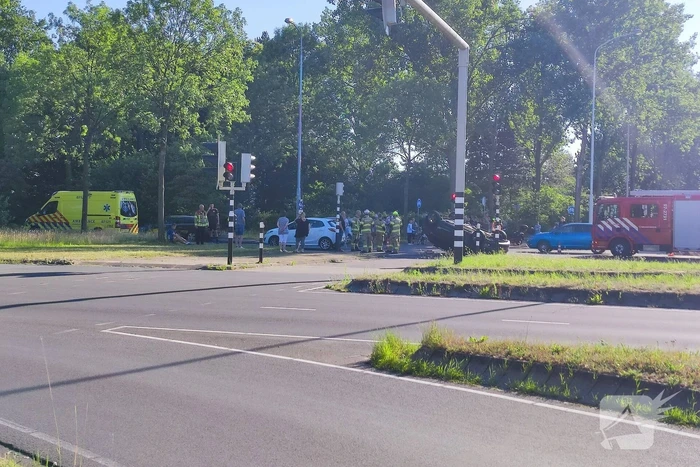 Auto slaat over de kop bij botsing