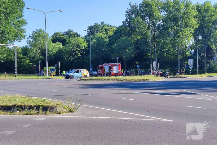 Auto slaat over de kop bij botsing