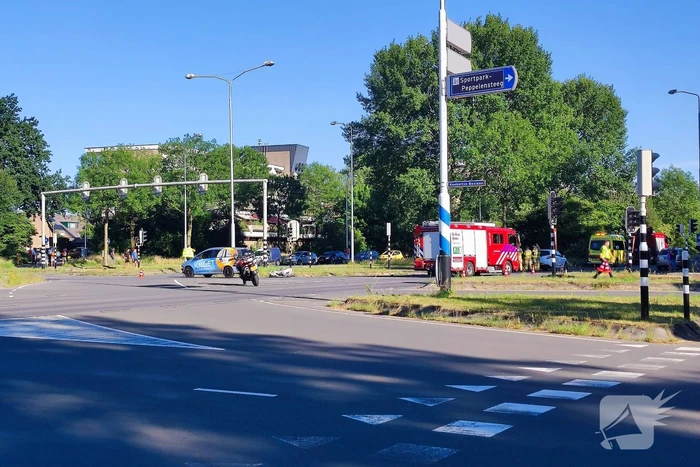 Auto slaat over de kop bij botsing