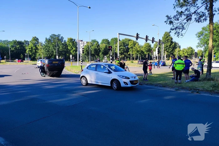 Auto slaat over de kop bij botsing
