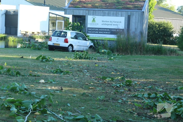 Automobilist raakt van de weg botst tegen tuinhuis