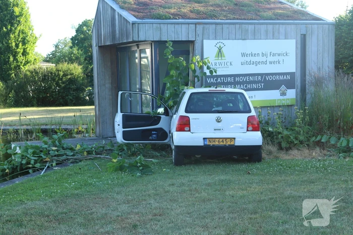 Automobilist raakt van de weg botst tegen tuinhuis