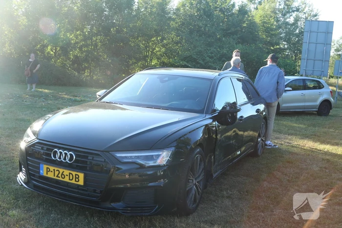 Automobilist raakt van de weg botst tegen tuinhuis
