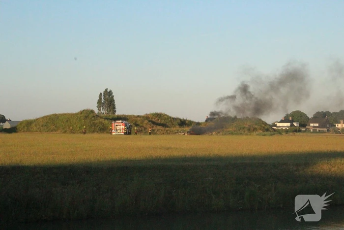Auto midden in het veld verwoest vanwege brand