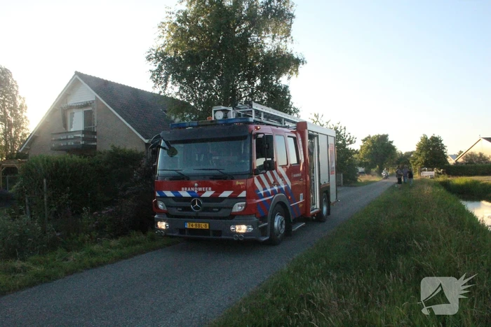 Auto midden in het veld verwoest vanwege brand