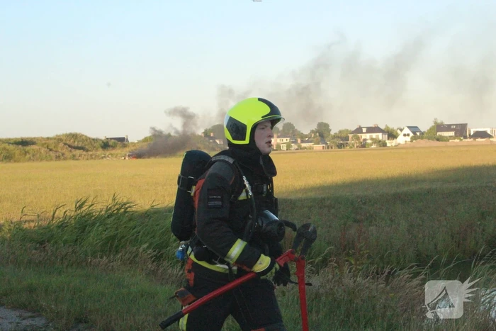Auto midden in het veld verwoest vanwege brand