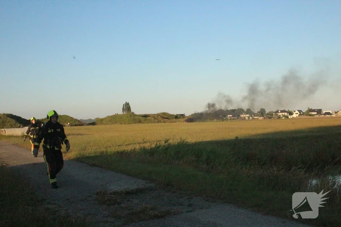 Auto midden in het veld verwoest vanwege brand