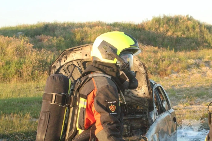 Auto midden in het veld verwoest vanwege brand