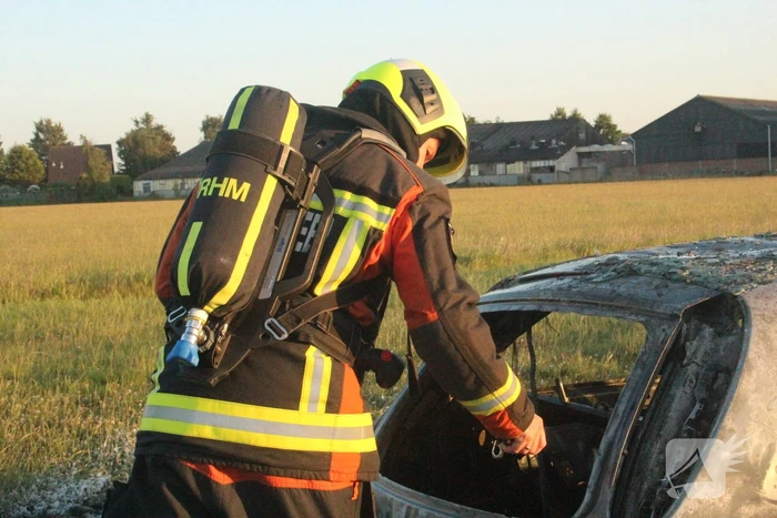 Auto midden in het veld verwoest vanwege brand
