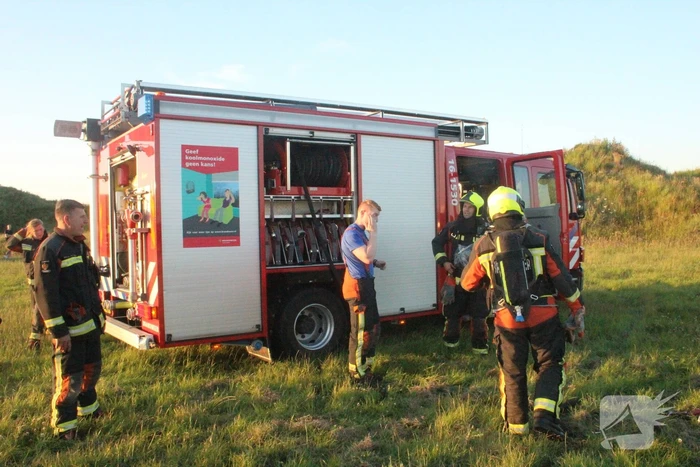 Auto midden in het veld verwoest vanwege brand