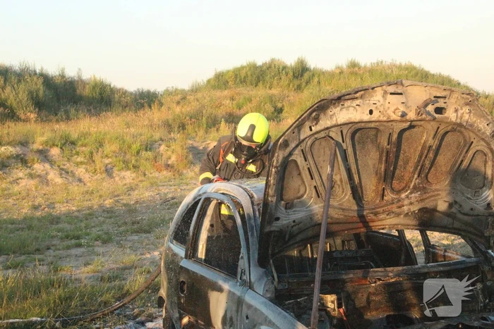 Auto midden in het veld verwoest vanwege brand
