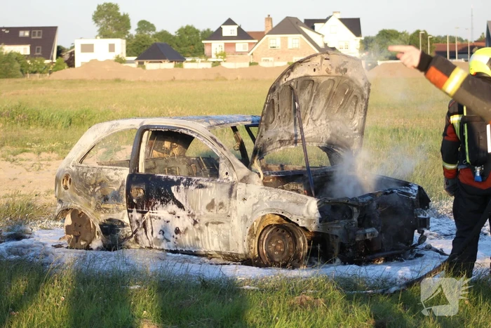 Auto midden in het veld verwoest vanwege brand
