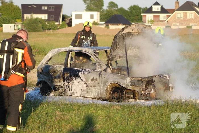 Auto midden in het veld verwoest vanwege brand