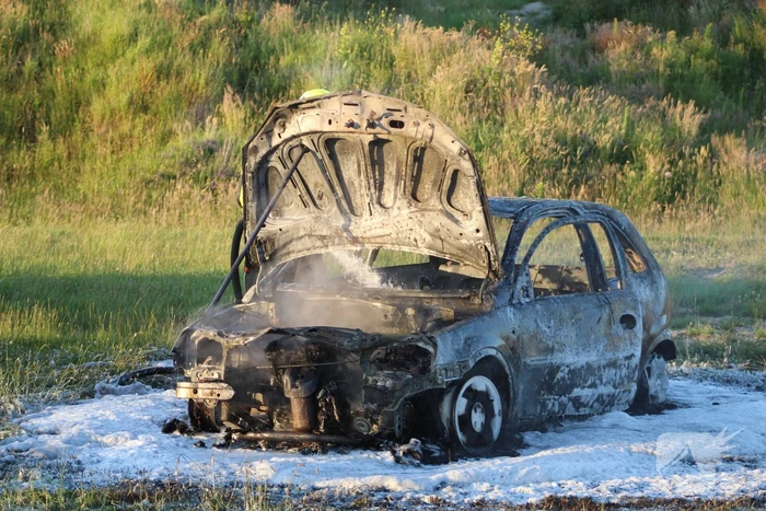 Auto midden in het veld verwoest vanwege brand