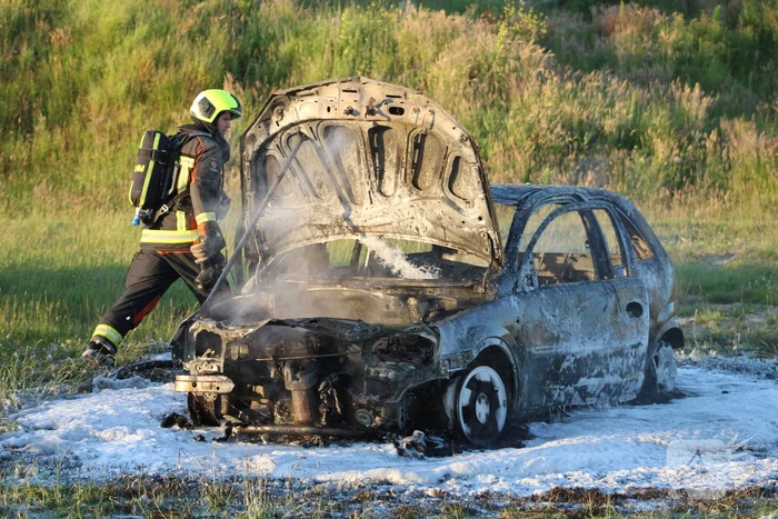 Auto midden in het veld verwoest vanwege brand