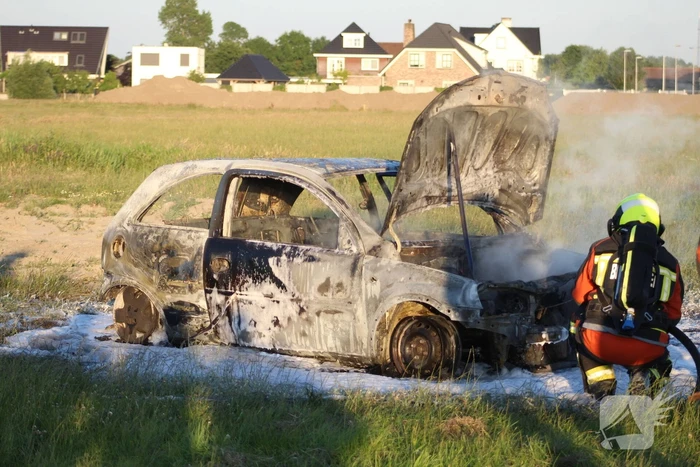 Auto midden in het veld verwoest vanwege brand