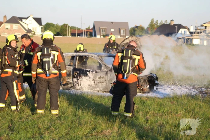Auto midden in het veld verwoest vanwege brand