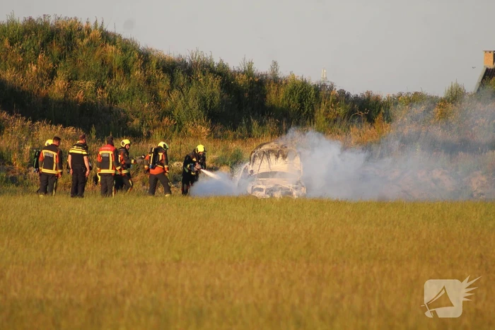 Auto midden in het veld verwoest vanwege brand