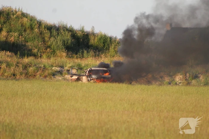 Auto midden in het veld verwoest vanwege brand